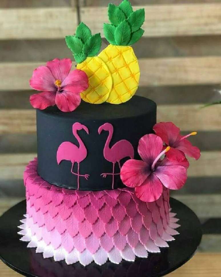 11. Uma festa com tema tropical pede um bolo decorado com flores – Foto: Air Freshener