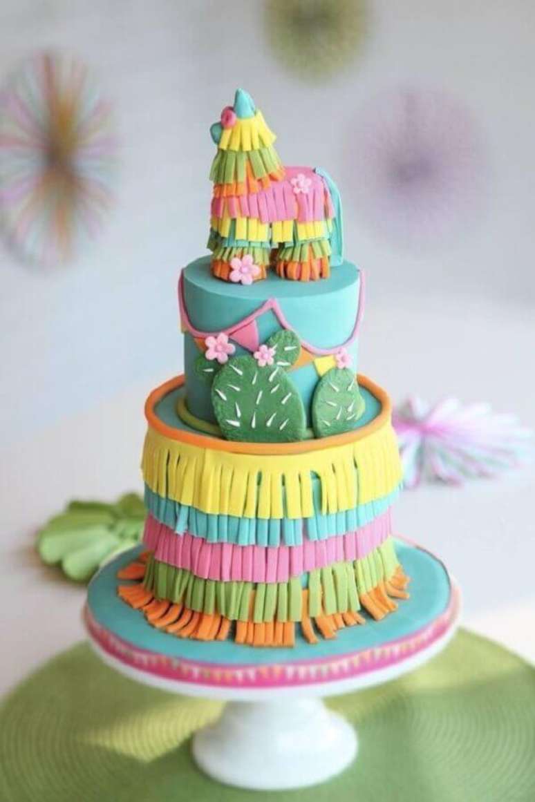 9. Invista em um lindo bolo decorado para festa infantil com muitos detalhes e cores – Foto: Pinosy