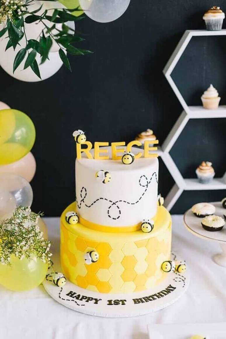 58. Invista em bolos decorados com pasta americana para compor a decoração da festa infantil – Foto: Pinterest