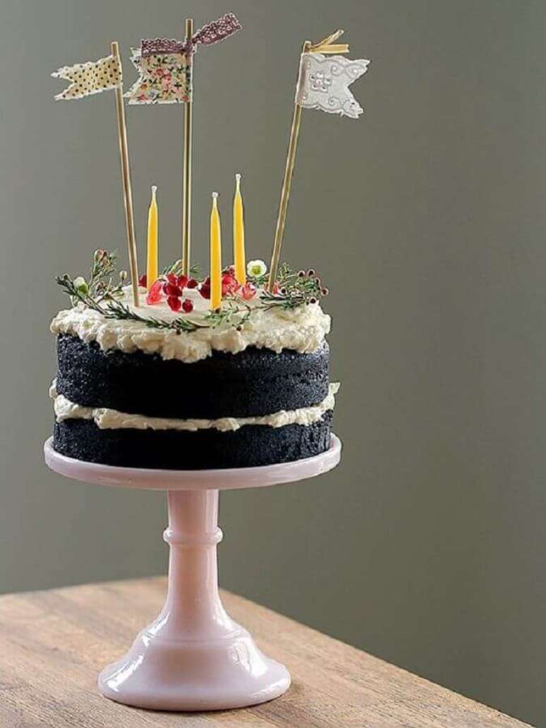 62.. Delicados bolos decorados simples com chantilly e raminhos secos – Foto: Best Cake Ideas