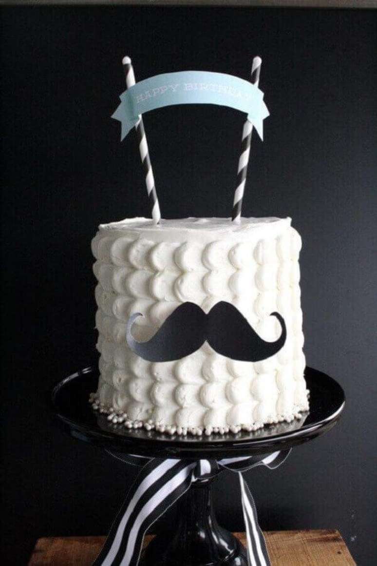 71. Decoração de bolo de aniversário com bigode de papel – Foto: Bolo de Aniversário