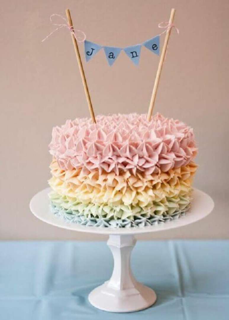 72. Invista em bolos decorados com chantilly com um acabamento bem delicado – Foto: PrietoSelect