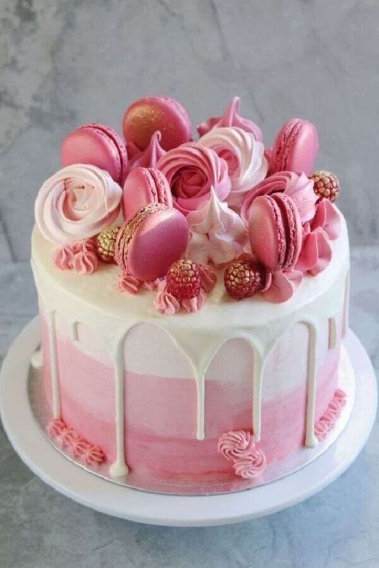 74. Decoração de bolo de aniversário cor de rosa com suspiros e macarons – Foto: We Heart It