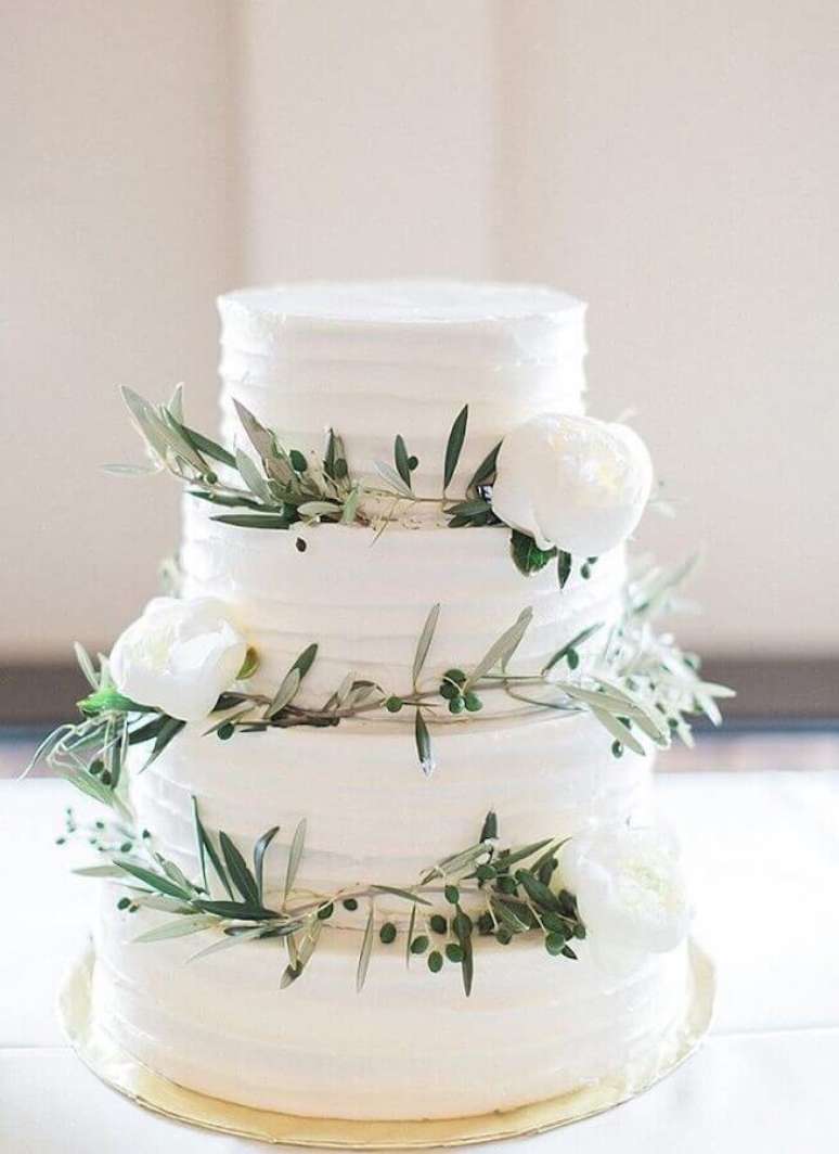 3. Delicada decoração de bolo de casamento todo branco com detalhes em folhagens e rosas brancas – Foto: Pinterest
