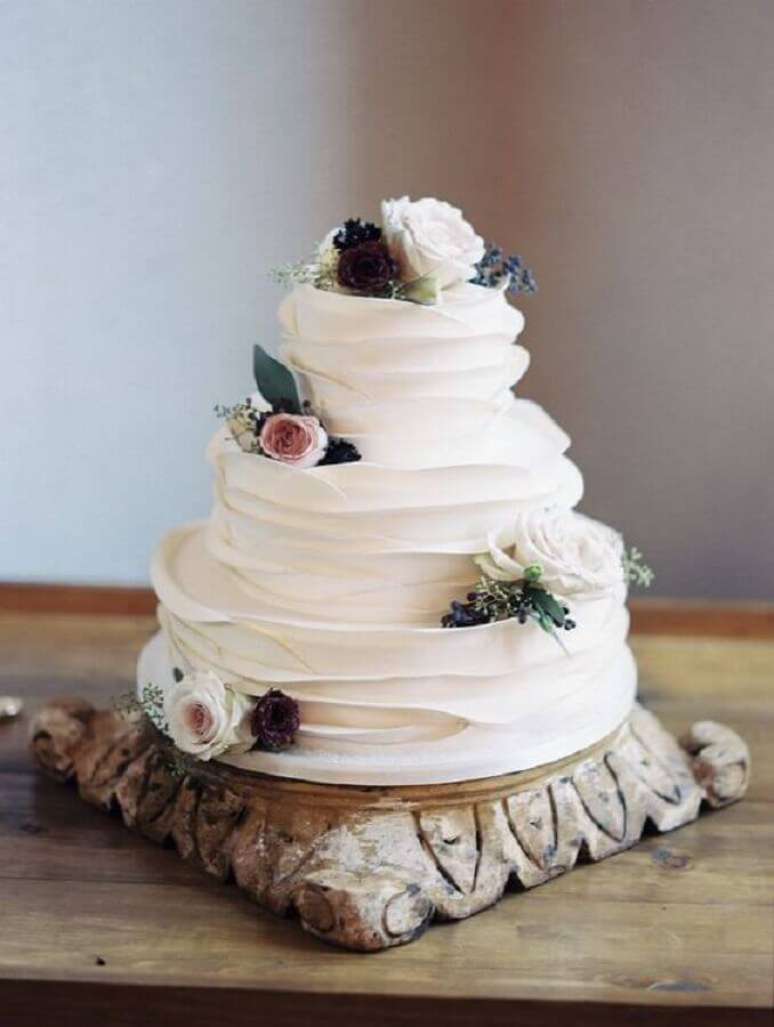 77. Decoração de bolo de casamento com chantilly e rosas – Foto: Glitter Words Live
