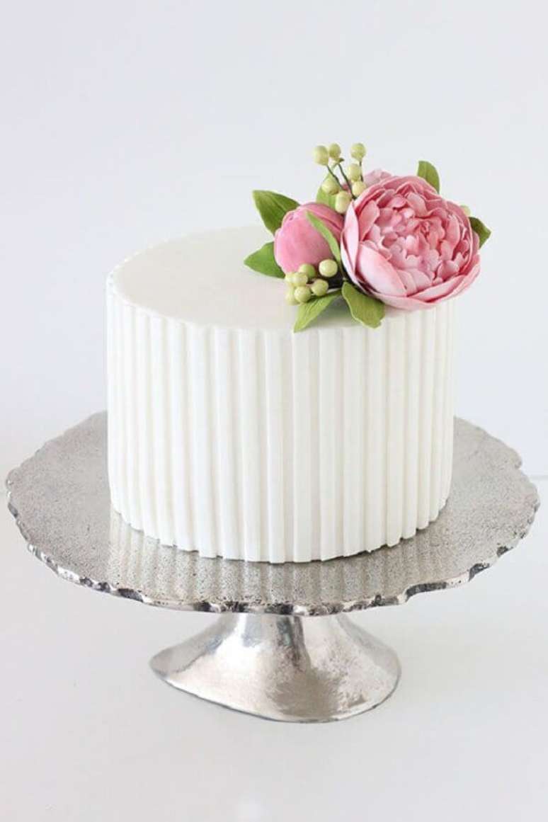 82. Delicada decora de bolo de casamento pequeno com flor no topo – Foto: Polka Dot Bride