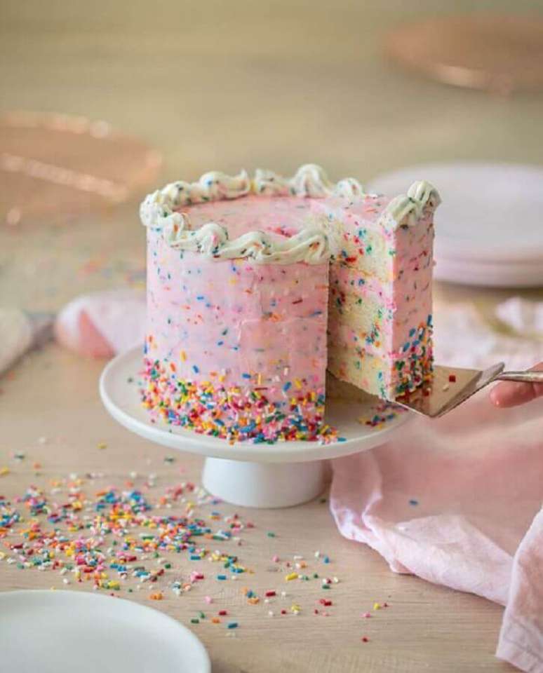 85. Granulados coloridos são perfeitos para deixar os bolos decorados simples mais alegres – Foto: Yousense