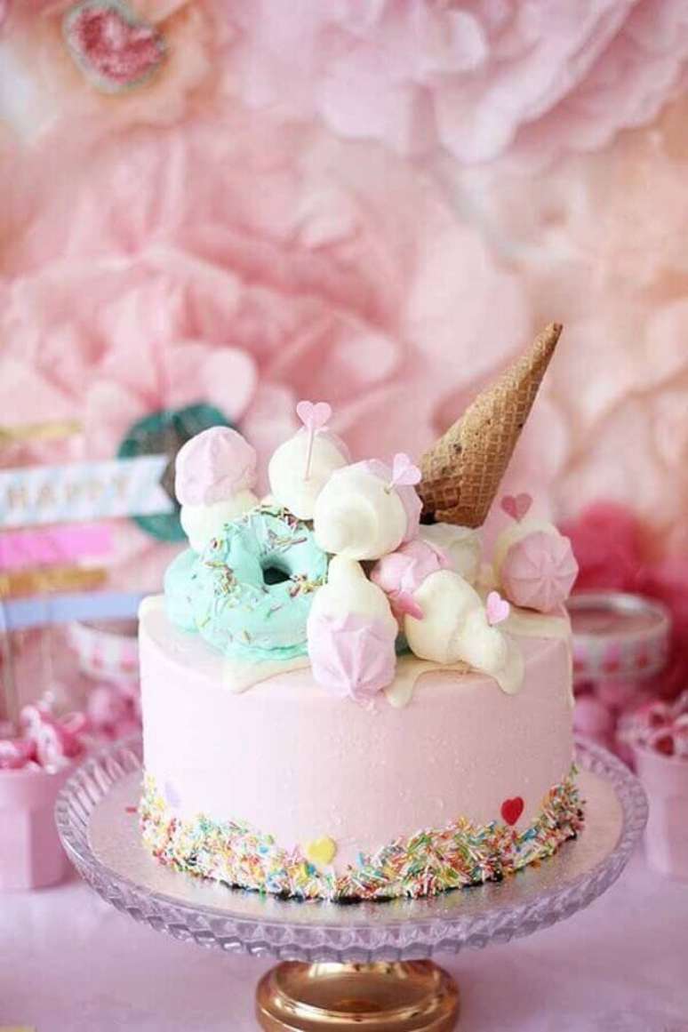 87. Capriche na decoração de bolos decorados simples para que eles fiquem mais charmosos – Foto: Pinterest