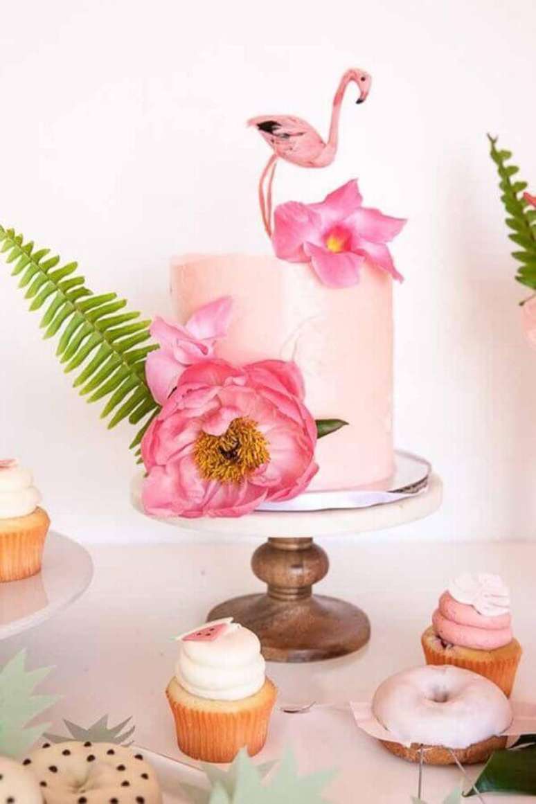 88.. Lindo bolo decorado com flores e flamingo para festa com tema tropical – Foto: Pinterest