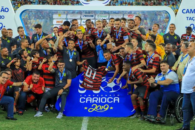 Jogadores do Flamengo comemoram a conquista da Taça Rio (2º turno do Estadual do Rio de Janeiro) depois da final contra o Vasco, no Estádio do Maracanã