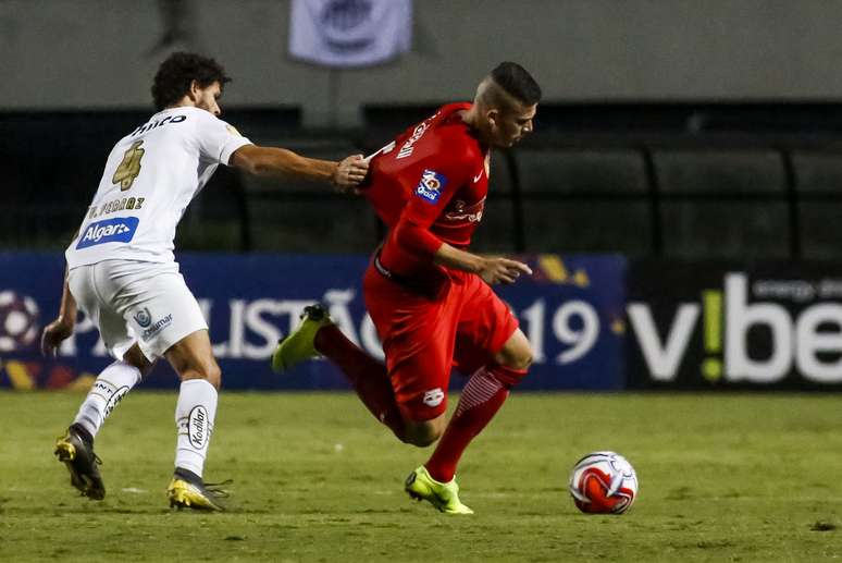 Victor Ferraz do Santos e Jobson do Red Bull Brasil durante partida valida pelas quartas de final do Campeonato Paulista de 2019