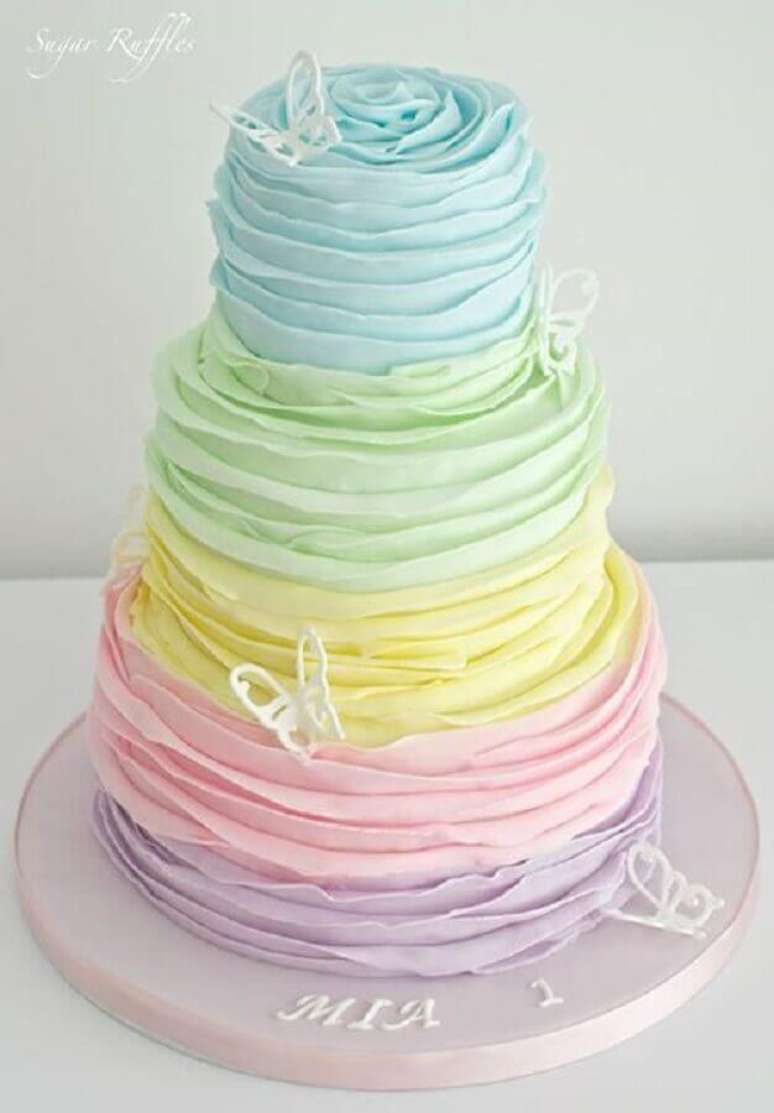 7. Lindo e delicado bolo de aniversário decorado com chantilly em tons pastel – Foto: Sugar Ruffles