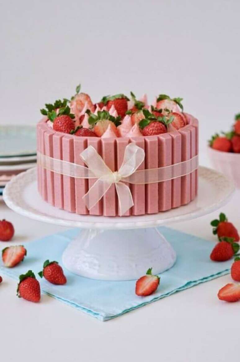 91.. Lindo bolo decorado com morango, suspiros e barrinhas de chocolate cor de rosa em volta – Foto: Flamboesa