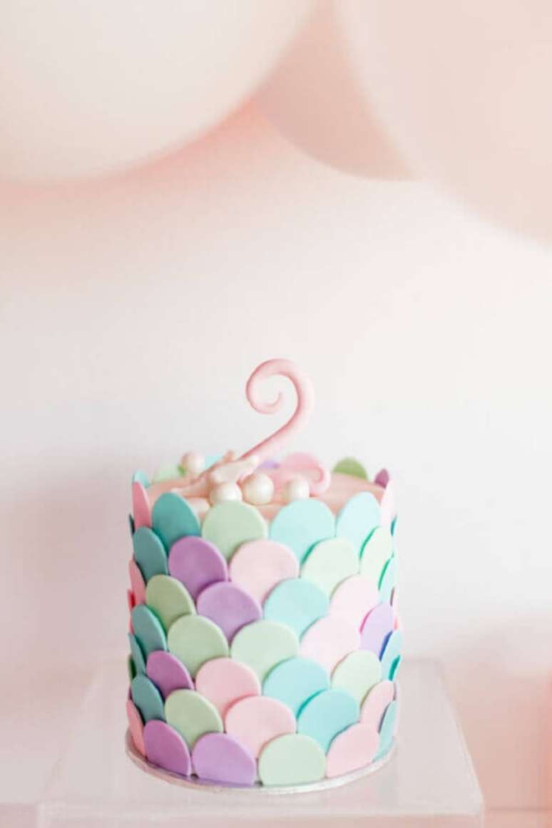 92. Modelo delicado de bolos decorados com pasta americana em tons pastéis – Foto: Layer Cakelet