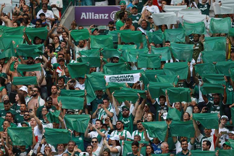 Torcida do Palmeiras provoca o Corinthians em clássico no Allianz Parque