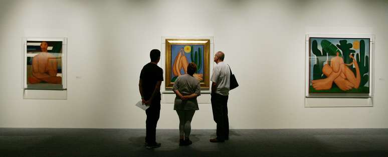 Visitantes observam o quadro 'Abaporu' (1928), da artista plástica paulista Tarsila do Amaral (1886-1973), durante a exposição 'Tarsila Viajante', na Pinacoteca do Estado de São Paulo, região central da capital paulista.