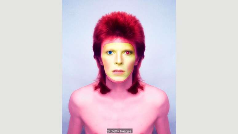 David Bowie, retratado em 1973, era conhecido pelos experimentos com maquiagem