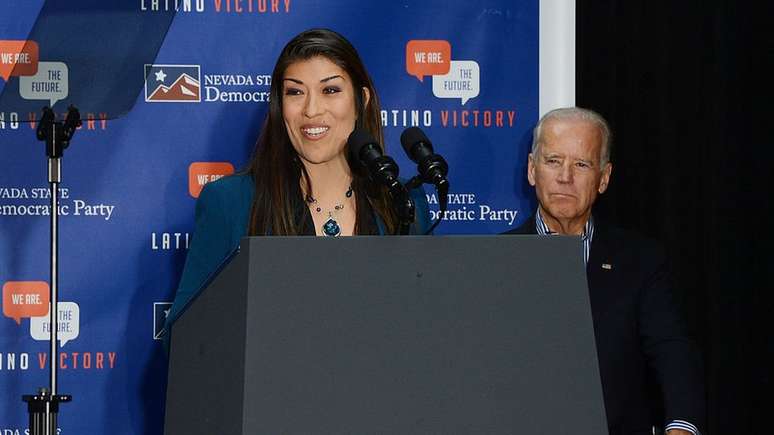 Lucy Flores afirma que Biden beijou a parte de trás de sua cabeça em um evento de campanha em 2014