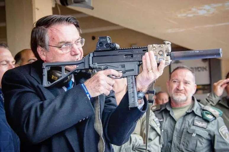 Em Israel, Bolsonaro postou em rede social foto com arma israelense. Na legenda, defendia o decreto que assinou no início do ano, que aumenta o acesso à posse de armas