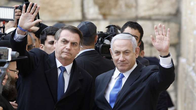 Bolsonaro e Netanyahu no Muro das Lamentações; em geral, políticos visitam o local em caráter mais pessoal, sem o acompanhamento de líderes israelenses