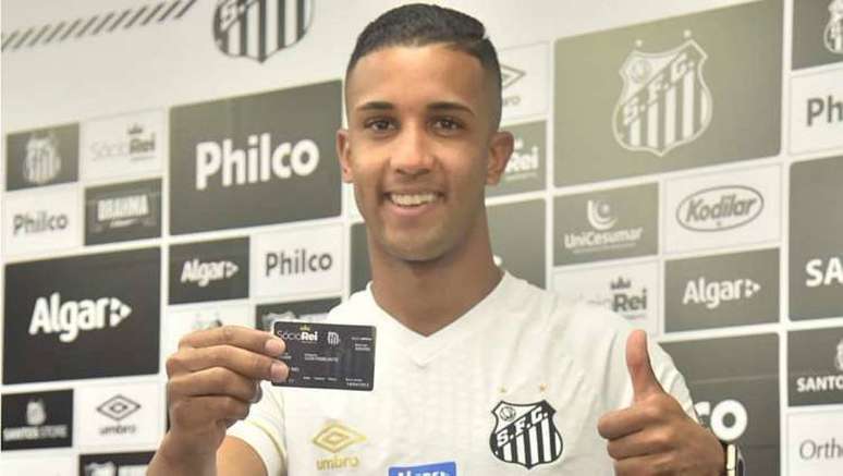 Jorge é apresentado no Santos