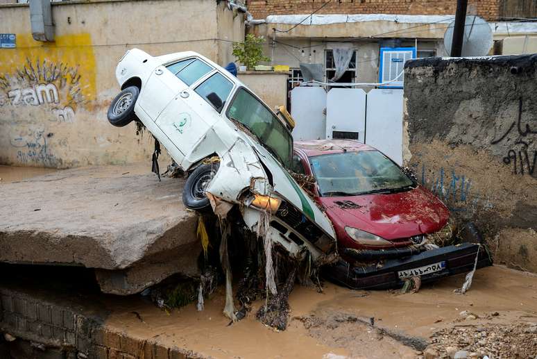 Carros danificados por enchentes em Shiraz, no Ir&atilde;
26/03/2019
Ag&ecirc;ncia Tasnim/via REUTERS