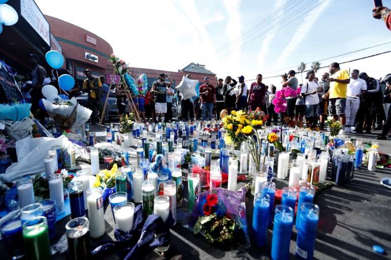 Homenagens de f&atilde;s a rapper indicado ao Grammy Nipsey Hussle, que foi morto a tiros em Los Angeles do lado de fora de sua loja de roupas
01/04/2019
REUTERS/Mario Anzuoni