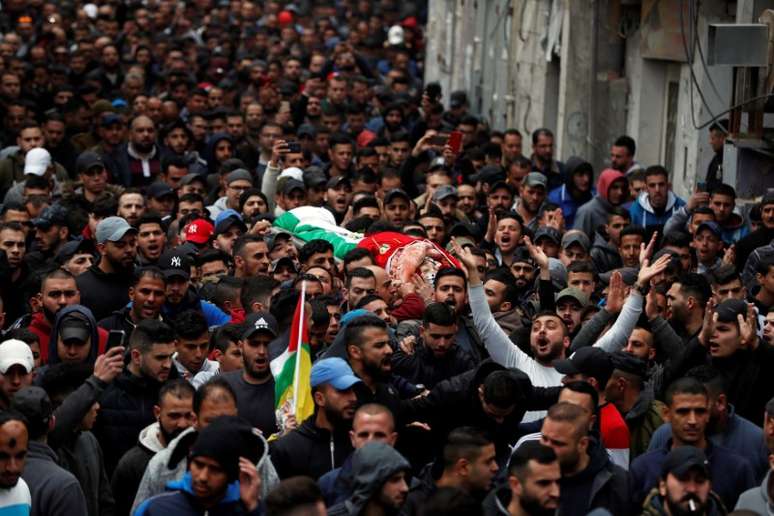 Corpo de palestino morto em confronto com Israel &eacute; levado para enterro na Cisjord&acirc;nia ocupada
02/04/2019
REUTERS/Mohamad Torokman