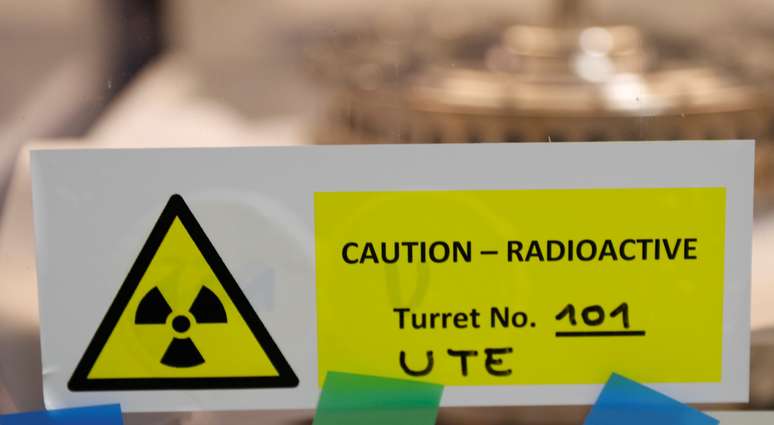 Adesivos de alerta a material radioativo em laborat&oacute;rio austr&iacute;aco da cidade de Seibersdorf
13/06/2018
REUTERS/Leonhard Foeger