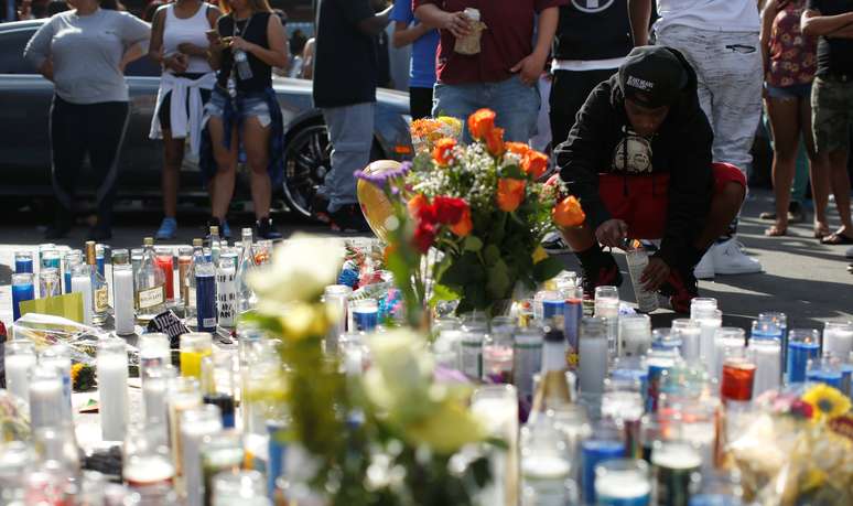 Pessoas acendem velas em homenagem ao rapper Nipsey Hussle em Los Angeles
01/04/2019 REUTERS/Mario Anzuoni