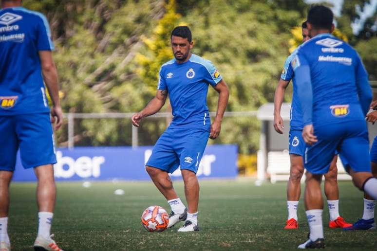 Edílson tem sido utilizado nos jogos da Libertadores, enquanto Orejuela ganha chances no Campeonato Mineiro- Vinnicius Silva/Cruzeiro