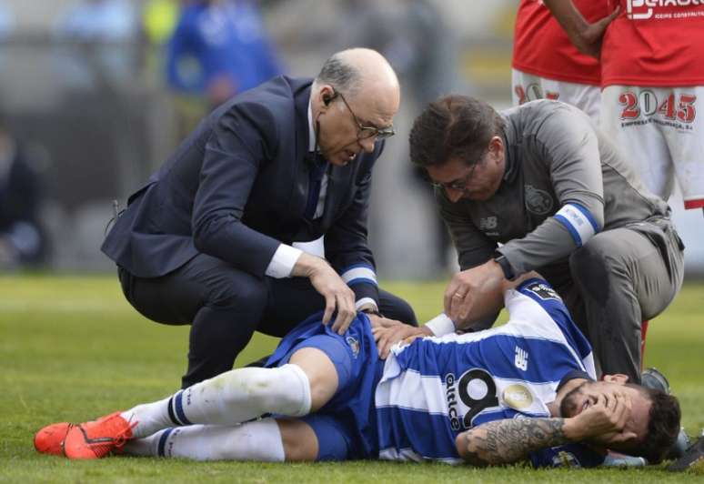 Alex Telles recebe o atendimento dos médicos do Porto (Foto: MIGUEL RIOPA / AFP)