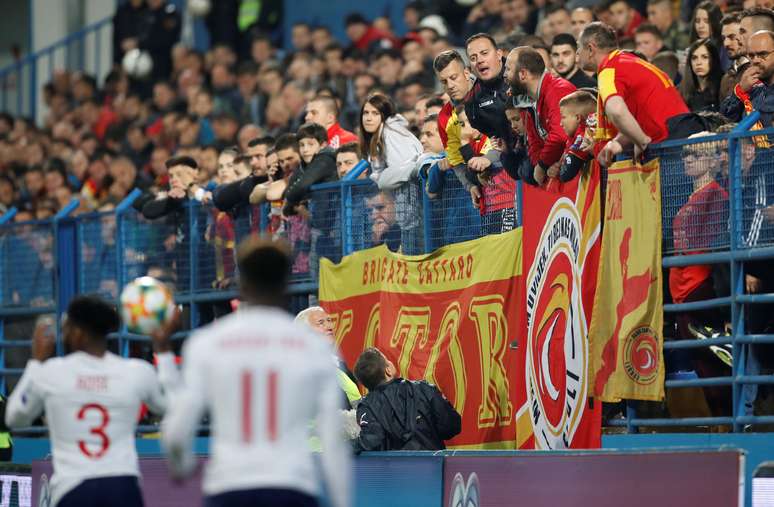 Torcedores de Montenegro foram acusados de manifestações racistas em jogo contra a Inglaterra