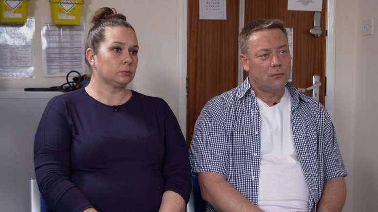 Victoria e Mark estão esperando o primeiro filho para o mês de agosto e tinham dúvidas sobre vacinar ou não