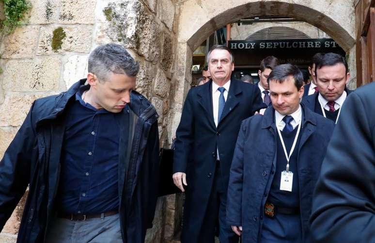 Bolsonaro deixa a Bas&iacute;lia do Santo Sepulcro, em Jerusal&eacute;m. Local &eacute; sagrado para o cristianismo