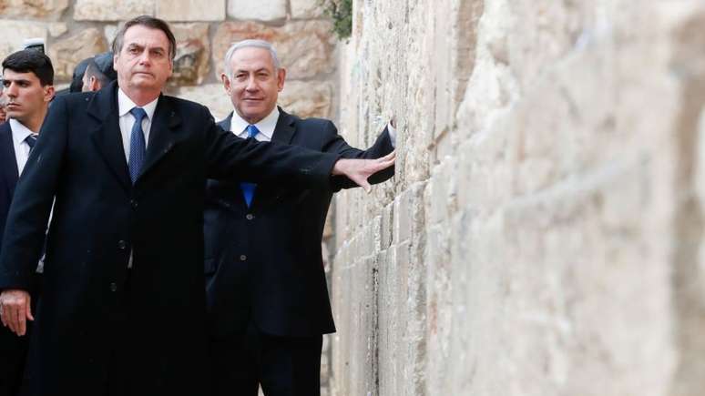 L&iacute;deres de outros pa&iacute;ses costumam visitar o Muro das Lamenta&ccedil;&otilde;es sozinhos; Bolsonaro foi com Netanyahu