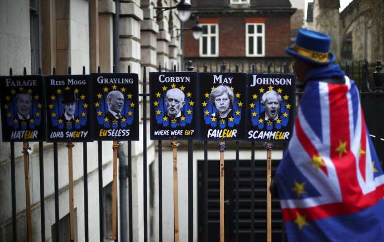 Manifestante anti-Brexit passa por cartaz de protesto em Londres
02/04/2019
REUTERS/Hannah Mckay