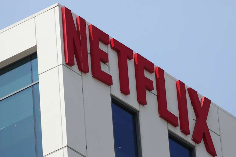 FILE PHOTO: The Netflix logo is seen on their office in Hollywood, Los Angeles, California, U.S. July 16, 2018. REUTERS/Lucy Nicholson/File Photo - RC1E584950C0