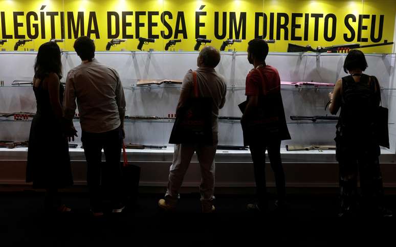 Pessoas observam armas em estande da Taurus na Laad, no Rio de Janeiro
02/04/2019
REUTERS/Ricardo Moraes