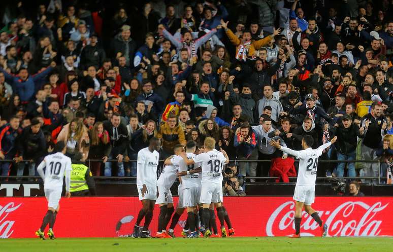 Jogadores do Valencia comemoram gol marcado contra o Real Madrid pelo Campeonato Espanhol
03/04/2019 REUTERS/Heino Kalis