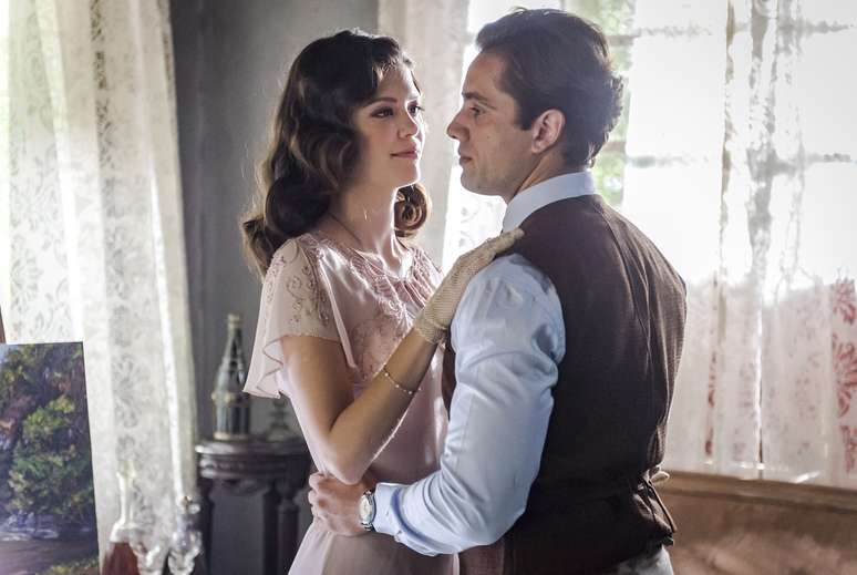 Julia (Vitória Strada) e Danilo (Rafael Cardoso), personagens de &#039;Espelho da Vida&#039;, novela da Globo