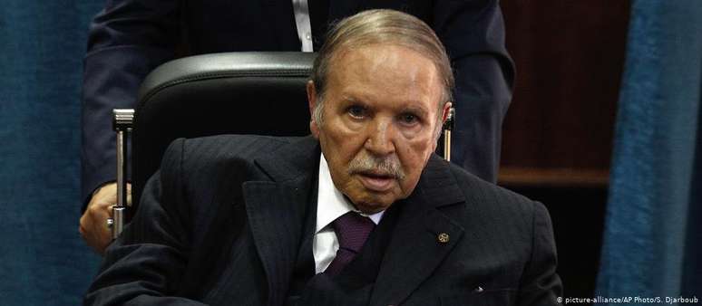 Bouteflika, de 82 anos, assumiu o poder em 1999. Com saúde debilitada, há anos ele não fala em público