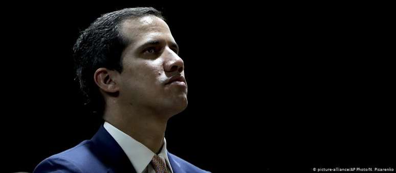 "Não vai ser a violência, a intimidação que nos impedirá", disse o autoproclamado presidente interno do país, Juan Guaidó