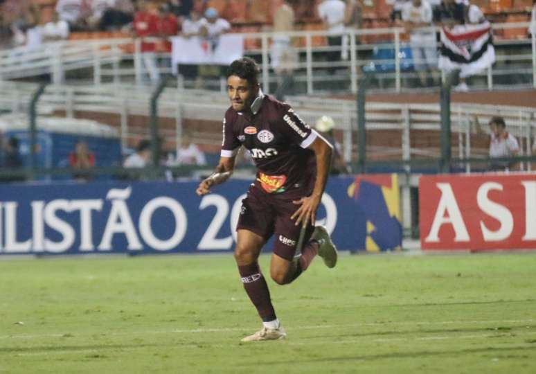 Fluminense acerta empréstimo do meia Léo Artur (Foto: Beto Boschiero/Ferroviária)