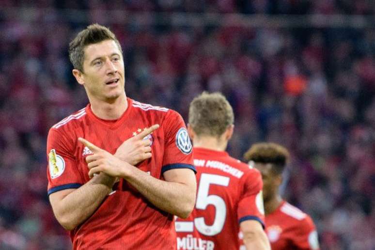 Lewa marcou o gol da vitória no fim (Foto: AFP)