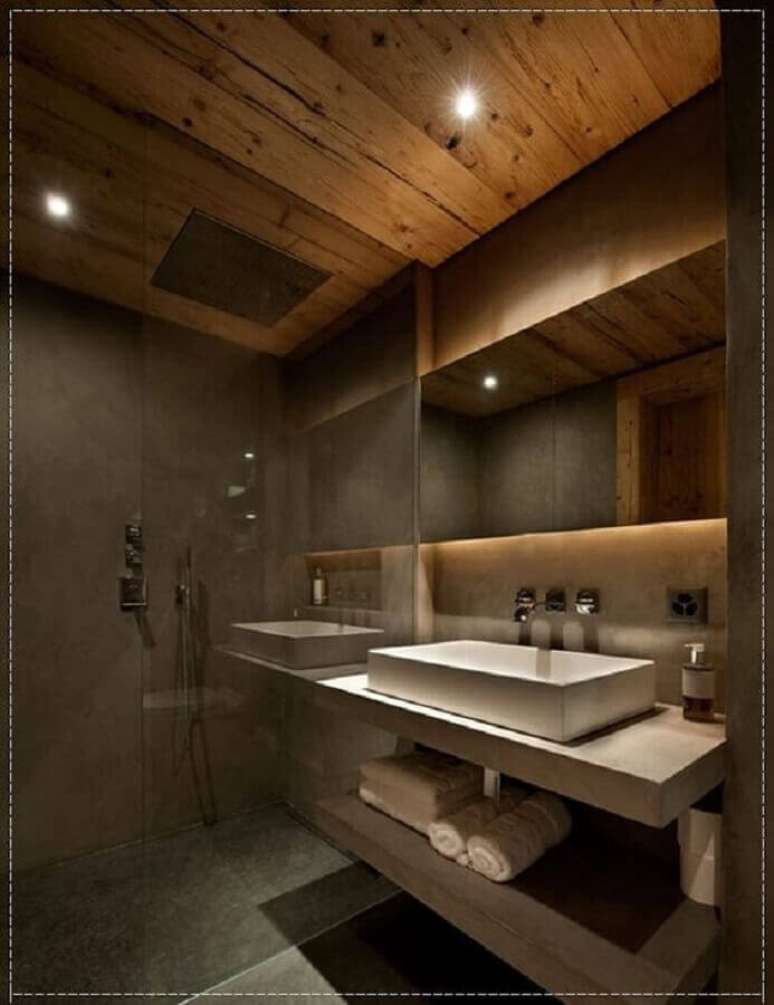 13. Banheiro masculino decorado com cimento queimado e teto de madeira – Foto: Pinterest