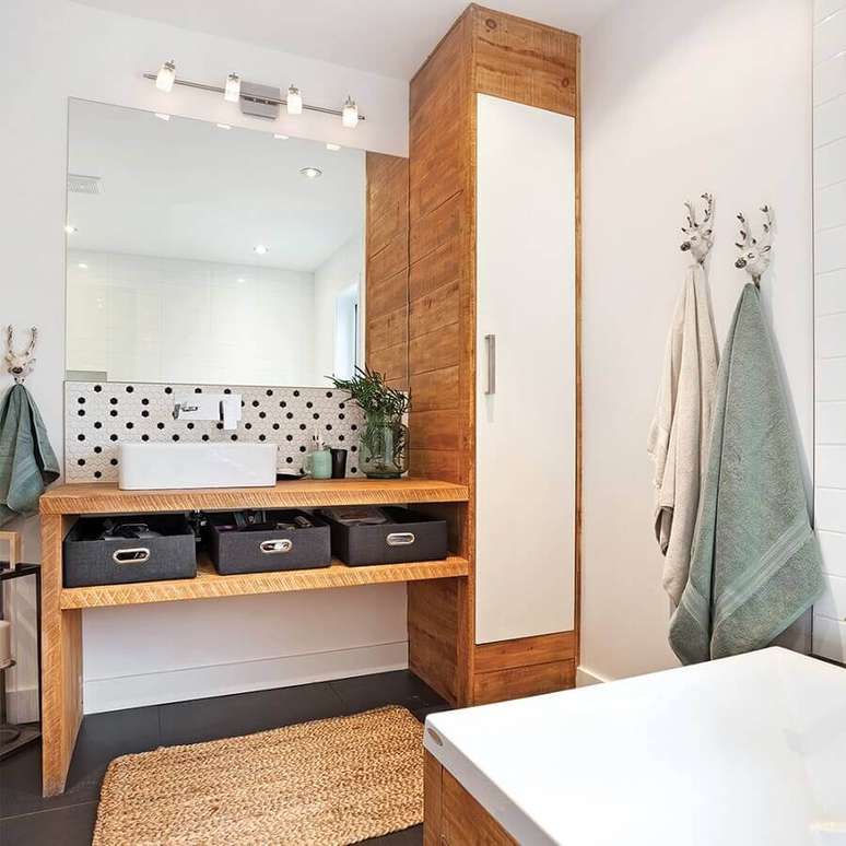 14. Decoração clean para banheiro masculino com piso cinza e bancada de madeira – Foto: Je Décore