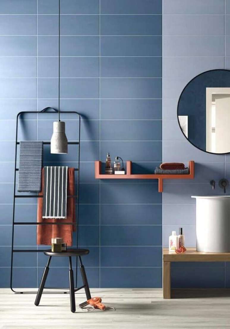 17. Decoração para banheiro masculino todo azul – Foto: Pinosy