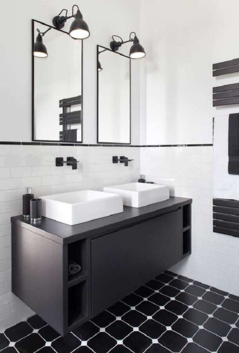 19.. Decoração para banheiro masculino preto e branco com luminária de parede – Foto: Riccardo Gasperoni