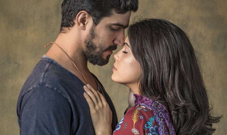 Jamil (Renato Góes) e Laila (Julia Dalavia): romance iniciado com troca de olhares que dispensou palavras no primeiro capítulo